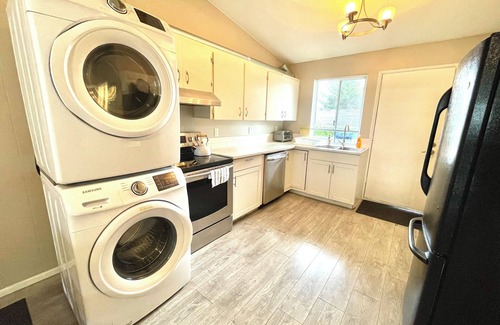 South Surrey House | Pet-Friendly 3-Bdr Upper Suite near White Rock – Spacious & Modern!