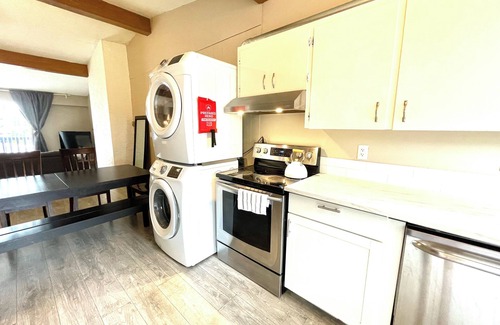 South Surrey House | Pet-Friendly 3-Bdr Upper Suite near White Rock – Spacious & Modern!