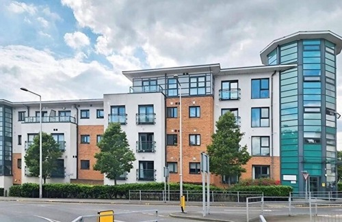 Grays Apartment | Pet Friendly - 4 Guests - Free Parking