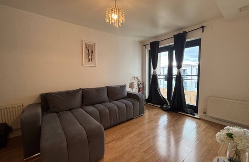 Grays Apartment | Pet Friendly - 4 Guests - Free Parking