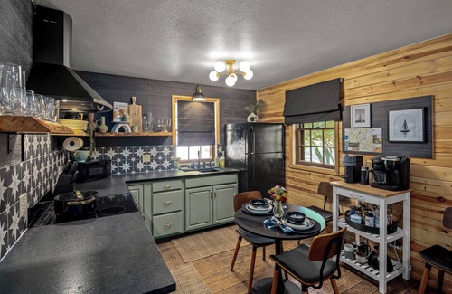 Eureka Springs Cabin | Pet-Friendly Cabin | Balcony · Hot Tub · Starlink