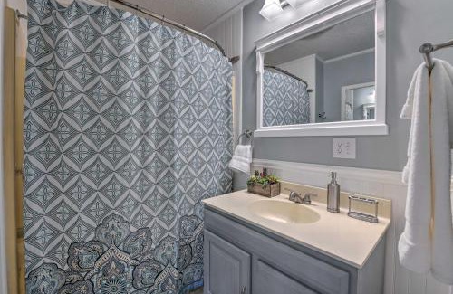 Almond House | Pet-Friendly Cabin - 1 Mi From Fontana Lake!