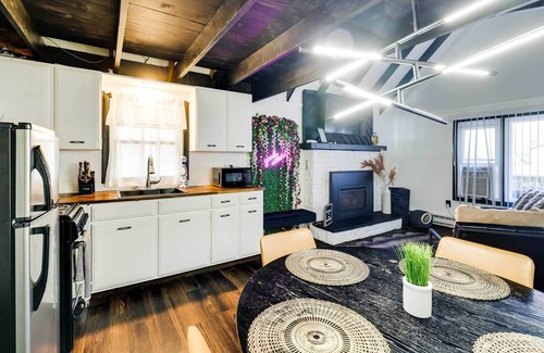 Pocono Lake Cottage | Pet-friendly Cabin w/Hot Tub in Pocono Lake!