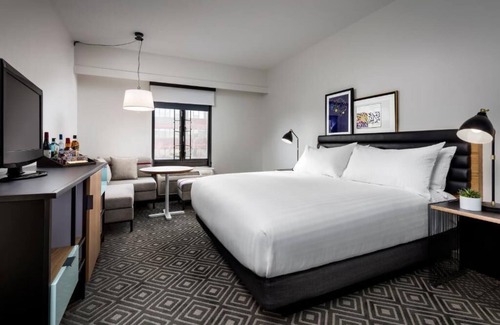 Cambridge Hotel | Pet-friendly Cambridge Stay Near Tufts University!