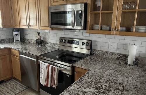 Portland House | Pet friendly cape, close proximity to downtown, shops, walking trails and I95!