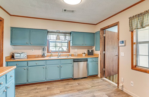 Etta House | Pet-Friendly Ecru Home: Patio & Yard, Near Hiking