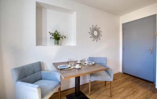 Le Chateau-d'Oleron Apartment | Pet Friendly Apartment