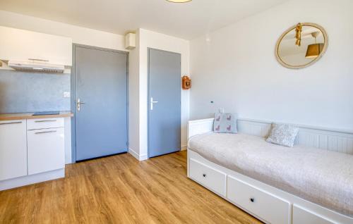 Le Chateau-d'Oleron Apartment | Pet Friendly Apartment