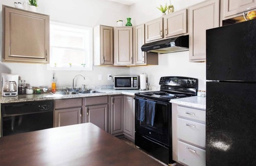 Weinland Park House | Pet-Friendly Gem | Near OSU & Expo + Free Parking