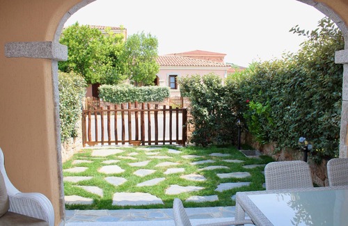 San Teodoro City Centre Villa | Pet-Friendly Holiday Home Villetta La Cinta V2 with Sea View, Wi-Fi, Terrace & Garden