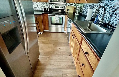 Plum House | Pet-friendly home next to Oakmont & Veltre's + a few miles to Pittsburgh events!