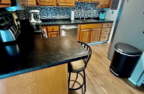 Plum House | Pet-friendly home next to Oakmont & Veltre's + a few miles to Pittsburgh events!