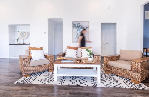 Bokarina House | Pet Friendly House Opposite Bokarina Beach