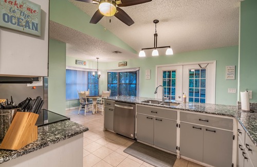Sebastian Highlands House | Pet Friendly! Huge Heated Pool Quiet Neighborhood Close to Beach Gr8 4 Families!