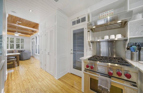 Seaside House | Pet Friendly in Seaside, Renovated & Easy Walk to Beach & Pools + 2 Bikes!