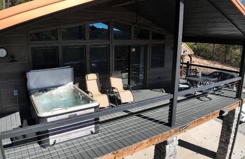 Eureka Springs Cabin | Pet Friendly, Lake Access, Hot Tub, New Cabin