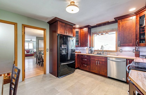 Lincoln House | Pet-Friendly Lincoln Home: 1 Mi to Gateway Mall