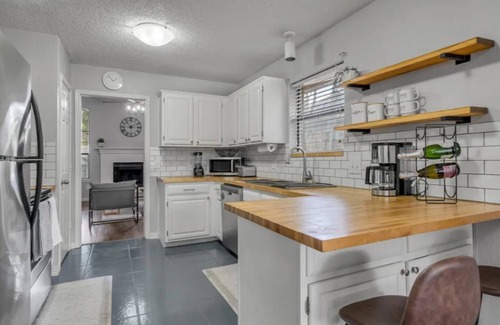 John T White House | Pet Friendly Modern Home near DTFW, Arlington, HEB, and Dallas