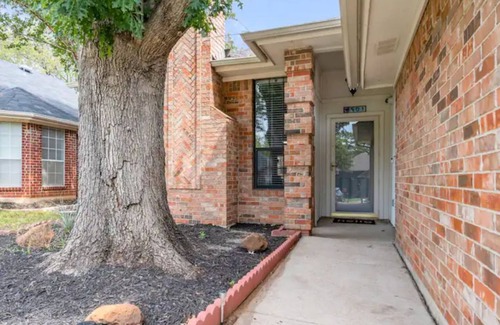 John T White House | Pet Friendly Modern Home near DTFW, Arlington, HEB, and Dallas