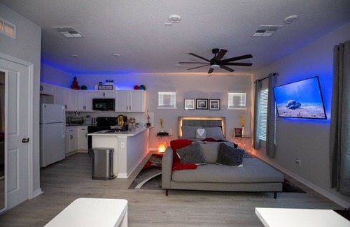 Colonialtown South House | Pet Friendly Modern Zen Studio Retreat W/Hot Tub! Home by RedAwning