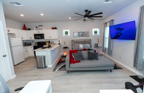 Colonialtown South House | Pet Friendly Modern Zen Studio Retreat W/Hot Tub! Home by RedAwning