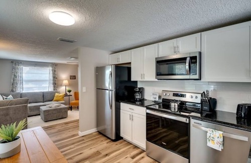 Bayshore Gardens House | Pet friendly newly renovated bungalow