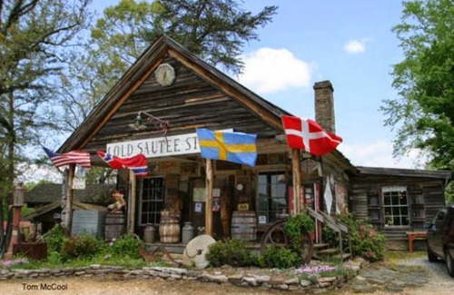 Sautee Nacoochee Cottage | Pet friendly only 4 miles from Beautiful Downtown Helen!