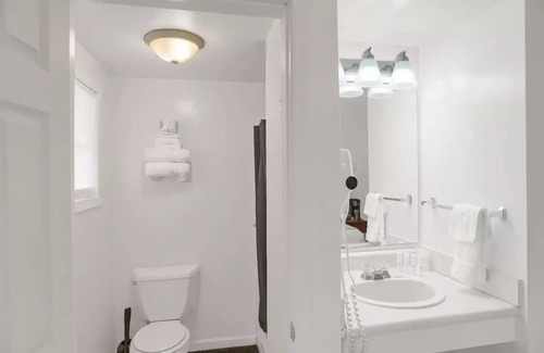 Halifax Apartment | Pet Friendly Queen bed Room 102 at Halifax Innnn