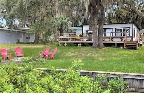 Florahome Cottage | Pet Friendly "Reel Chill" Lakehouse