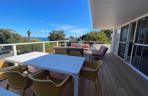 Carrickalinga House | Pet Friendly Retro Coastal Views in Carrickalinga - 7 Beds, 2 bath, 10 guests