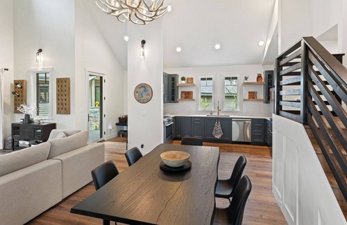 Dover Bay House | Pet Friendly, Sleeps 10 People, Private Hot Tub, High Speed WiFi & AC