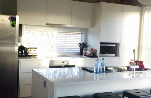 Jindabyne House | Pet Friendly, snow & lake views & walk to lakefront