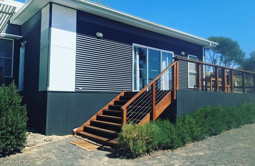 Jindabyne House | Pet Friendly, snow & lake views & walk to lakefront