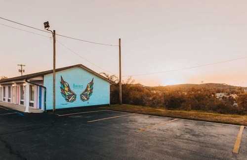 Berea House | Pet-friendly Unit! Roundtrip Airport Shuttle Available, Free Breakfast, Parking!