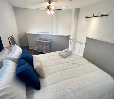 Turtle Creek Apartment | Pet-Friendly Uptown Dallas Loft with Patio & Grill