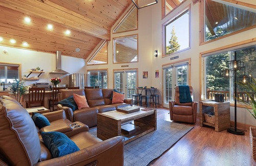 Duck Creek Village Ski Chalet | Pet Friendly | EV Charger| Zion/Bryce Hub | Fire-Pit & Games