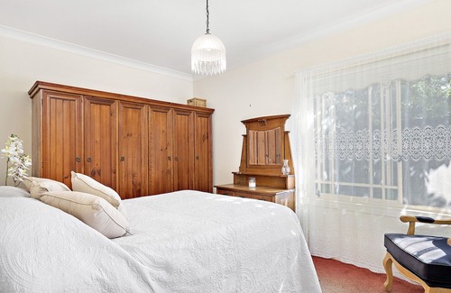Thirroul Villa | Pet friendly villa retreat in East Thirroul. 420m to patrolled beach and pool