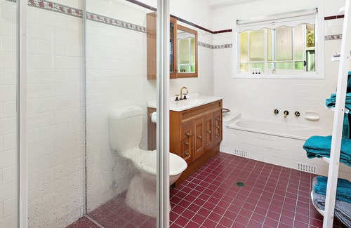 Thirroul Villa | Pet friendly villa retreat in East Thirroul. 420m to patrolled beach and pool