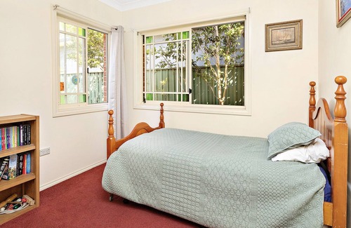 Thirroul Villa | Pet friendly villa retreat in East Thirroul. 420m to patrolled beach and pool