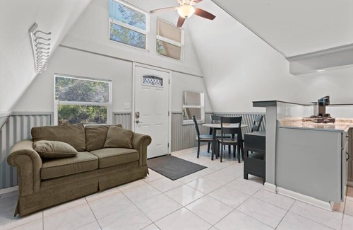 St. Augustine House | Pet-Friendly | Yard | Deck | 20 Mins to the Beach