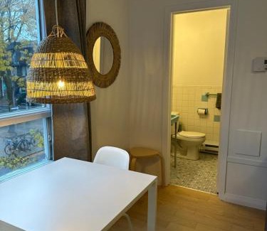 Vieux-Limoilou Apartment | Petit hôtel Limoilou Studio B - Cozy et central
