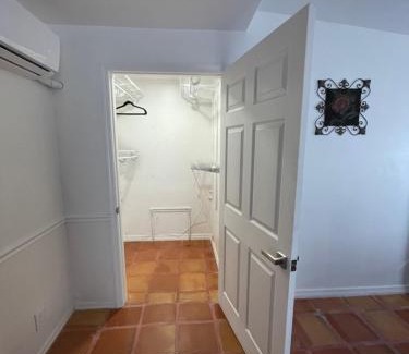Ives Estates Apartment | Petit houze