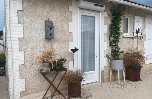 Perigny Apartment | Petite chambre entrée indépendante