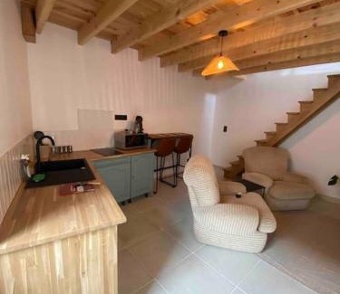 Ebreuil Apartment | Petite maison de village