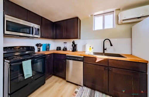 Kanab Hotel | PETS|Hot Tub|Long-Term Ready | Modern Basement Retreat