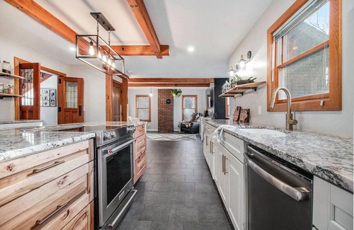 Hopkins House | Pets Ok | Privacy | Arcades | Hot Tub | Fire Pit