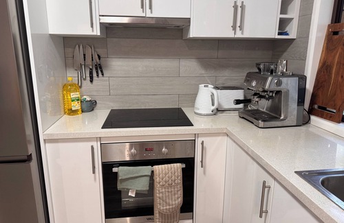 Aroona House | Pets welcome, family friendly home. 5 minute drive to beaches.