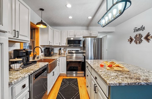 Laurelville House | PetsOK-EpicGameroom-SunsetViews-Hottub~Daybed
