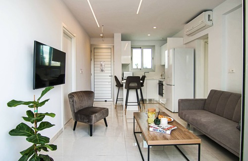 Paphos Apartment | Phaedrus Living: Seaside Executive Flat Harbour 101