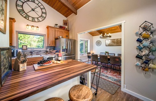 Beaverton House | Phenomenal Mid-Century Modern Retreat, Open Layout, Fenced Backyard, Fire-Pit, 10 Miles to Portland